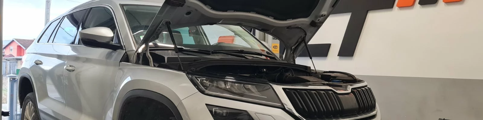 Vozilo na dizalici u SCT servisu, Bosch Car Service Novi Sad